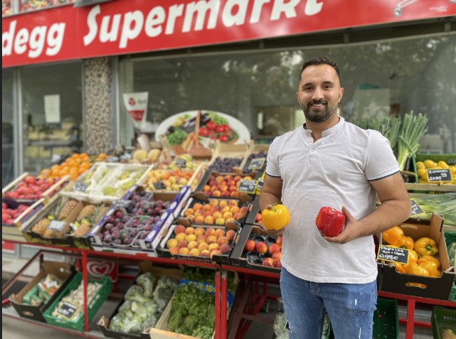 metin, kii, dik, pazar ieren bir resim

Aklama otomatik olarak oluturuldu